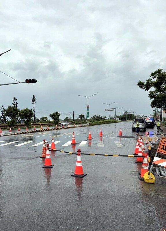 台1線275.4公里處嘉義水上路段北上車道13日發生路面塌陷，警方獲報前往實施交通管制，現場以三角錐警示，並通知水上鄉公所等單位派員處理。（嘉義縣政府提供）中央社記者黃國芳傳真  114年8月13日