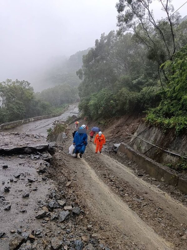 颱風楊柳來襲，屏東縣三地門鄉公所公告大社村為警戒區，需強制撤離，原先不願離開的16名居民經勸說後，13日午後已全數下山。（里港警分局提供）中央社記者李卉婷傳真  114年8月13日