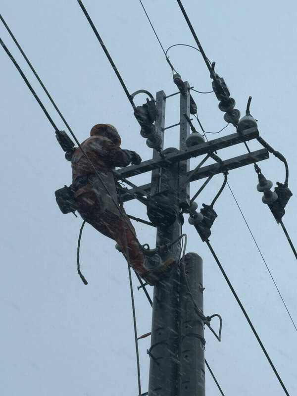 颱風楊柳直撲台東，13日上午一度有2759戶停電，台電動員168人搶修，目前尚有2322戶未恢復供電；台電表示，待風雨稍歇後將全力搶修，盼以最快速度恢復供電。（台電提供）中央社記者盧太城台東傳真 114年8月13日