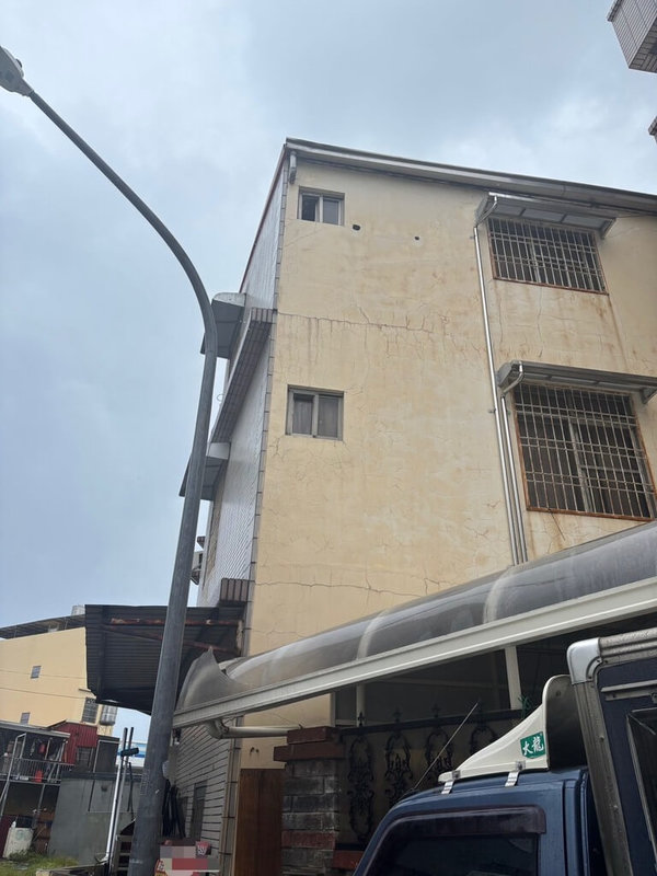 7旬張姓男子13日下午在高雄市前鎮區興陽街維修漏水,不慎自3樓高處摔落,送醫搶救不治,後續將由警方依規定報檢方相驗。(高雄市警察局前鎮分局提供)中央社記者張已亷傳真 114年8月13日