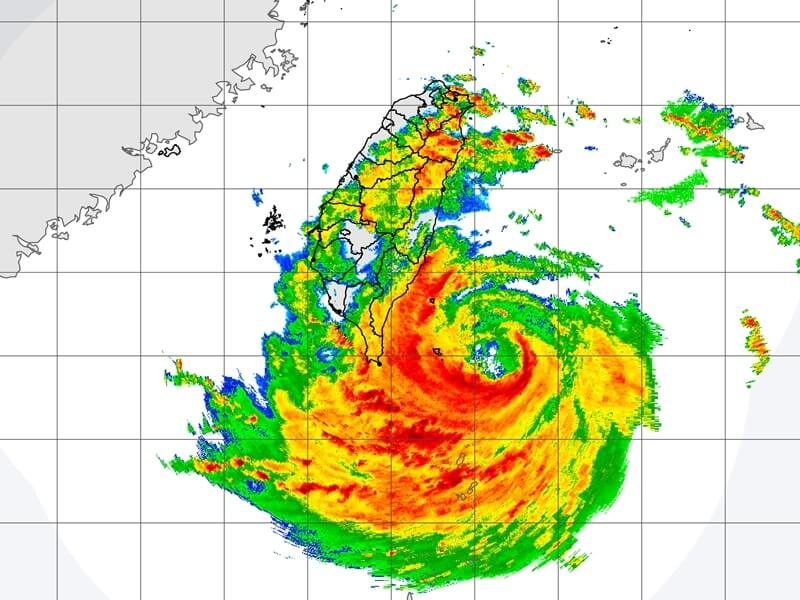 颱風楊柳暴風圈接觸台灣陸地，氣象署持續發布海上陸上颱風警報。（圖取自氣象署網頁cwa.gov.tw）