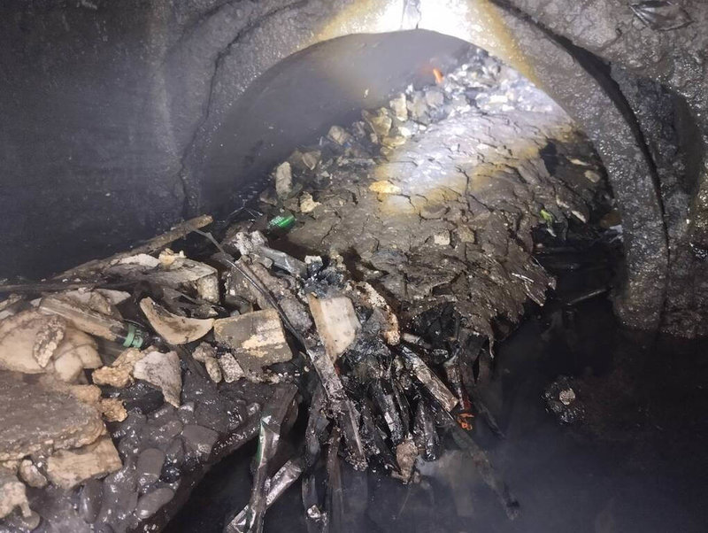 颱風楊柳過境，高雄市楠梓區13日一處人孔蓋因豪雨位移，造成女騎士摔車。市府水利局14日派工將水抽乾，發現下水道連接管遭混凝土阻塞，同時也針對該區域水路進行調查，雨水箱涵並無淤積情形，相關連通管有部分淤積，已立即辦理清疏工作。（高雄市水利局提供）中央社記者蔡孟妤傳真　114年8月14日