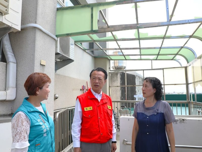 颱風丹娜絲造成嘉義縣東石聖心教養院設施受損,約需新台幣250萬元經費復原,縣長翁章梁(中)14日前往關切。(嘉義縣政府提供)中央社記者蔡智明傳真 114年8月14日