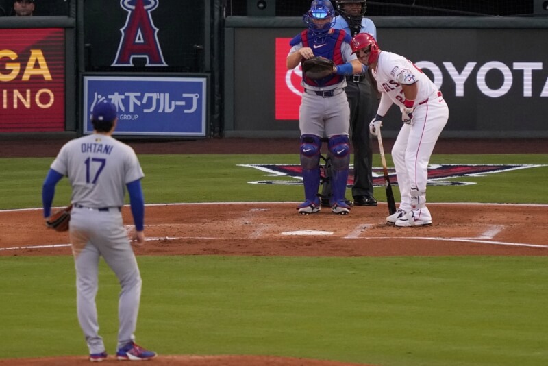 MLB道奇球星大谷翔平13日送給天使隊打者「神鱒」楚勞特2次三振。（美聯社）