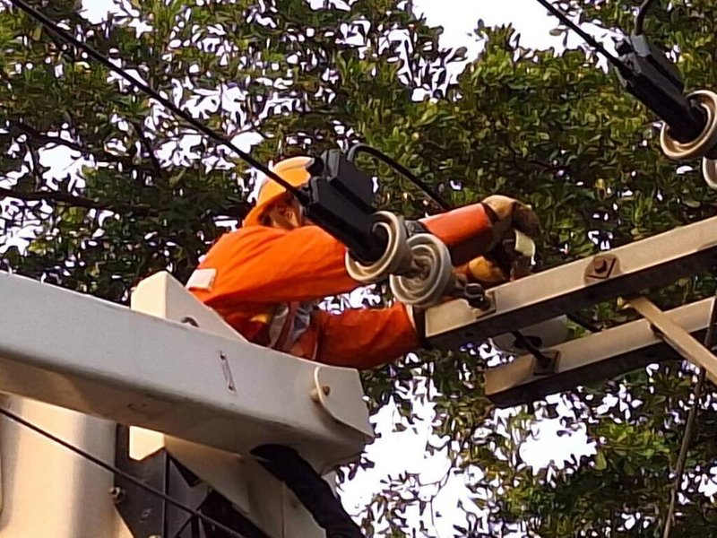 台電金門區營業處14日表示,颱風楊柳共造成金門596戶停電,台電金門區營業處動員多組搶修人力、出動吊臂車、昇空工程車等大型機具搶修,上午6時43分全數恢復供電。(台電金門區營業處提供)中央社記者吳玟嶸傳真 114年8月14日