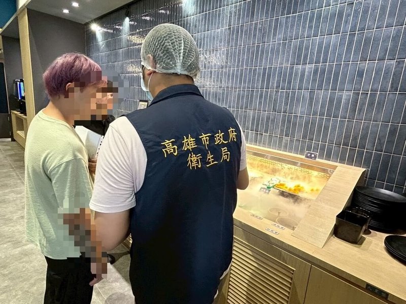高雄市衛生局近日啟動吃到飽餐廳稽查，共稽查19家業者、19件食品，初驗有5家業者不符食品良好衛生規範（GHP）、1件飲品未達衛生標準，經限期改善複檢皆已過關。（高雄市衛生局提供）中央社記者林巧璉傳真　114年8月14日