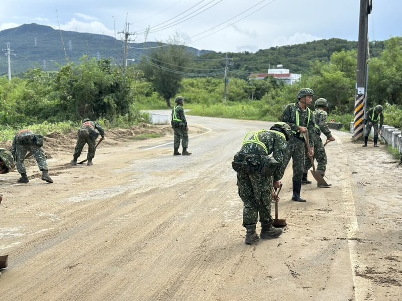 颱風楊柳13日侵襲,造成屏東縣恆春鎮多處積淹水。恆春鎮公所請求國軍支援,14日由第四作戰區官兵協助道路清淤。(恆春鎮公所提供)中央社記者黃郁菁傳真 114年8月14日