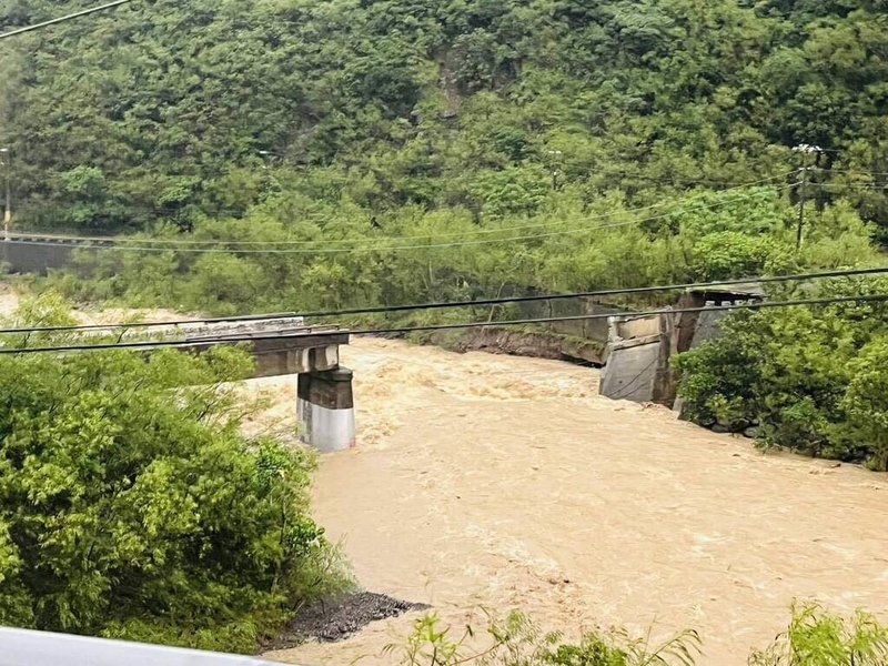 颱風楊柳來襲，屏東縣獅子鄉巴士墨橋13日不敵湍流遭沖毀。鄉長朱宏恩表示，此橋是鄉內重要產業命脈與防災通路，盼將「新建巴士墨橋」納入颱風特別條例優先項目。（獅子鄉公所提供）中央社記者黃郁菁傳真　114年8月14日