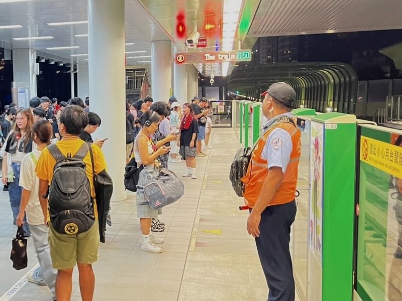 台中捷運公司今年6月間獲報,有旅客跌落市政府站軌道區,查證後確認為謊報。中捷公司報案後,警方日前循線通知涉案的25歲陳姓男子到案說明,後續將依違反社會秩序維護法偵辦。圖為台中捷運保全於月台巡查。(中捷公司提供)中央社記者蘇木春傳真 114年8月14日