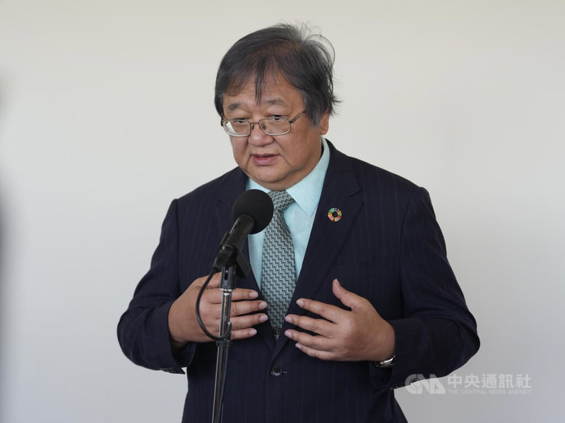 美國總統川普關稅衝擊藥價,醫藥界擔心面臨缺藥。對此,衛福部長邱泰源(圖)14日在立法院受訪表示,已經啟動四大策略,包括藥品預警制度、增加藥品儲存量等,已經請有國外許可證的廠商增加備妥藥物,製劑藥要備妥3個月,原料藥要有6個月。中央社記者徐肇昌攝 114年8月14日