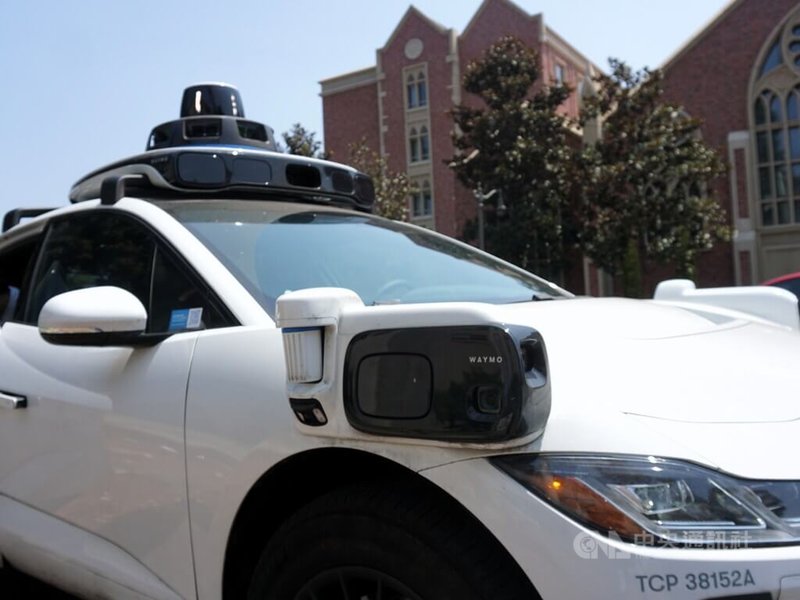 Google母公司Alphabet旗下的無人駕駛叫車服務Waymo在洛杉磯營運,車輛上方有雷達、四周布滿攝影機與感應器。中央社記者林宏翰洛杉磯攝 114年8月14日