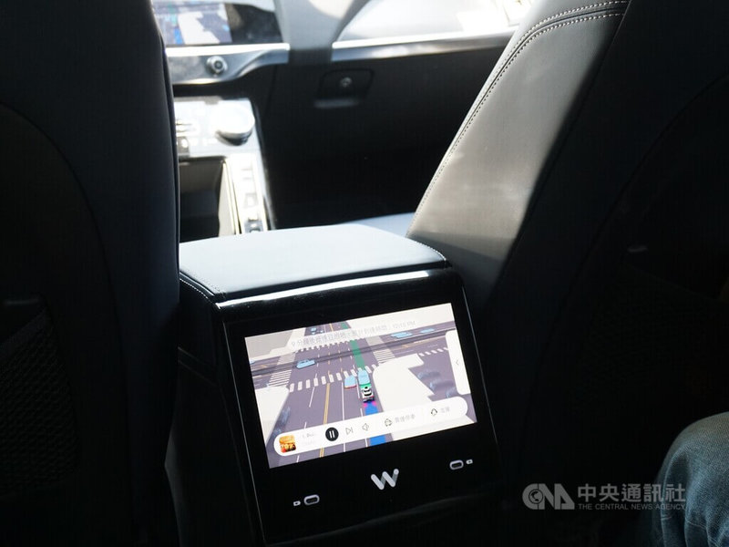 Google母公司Alphabet旗下的無人駕駛叫車服務Waymo在洛杉磯營運,後座螢幕即時呈現路況。中央社實習記者周順興洛杉磯攝 114年8月14日