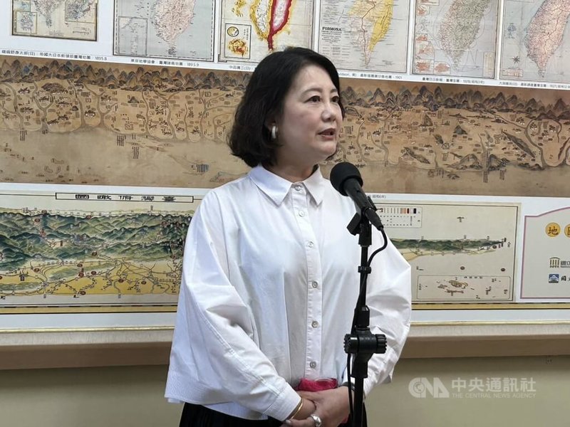 內政部預告修正陸籍人士申請在台定居辦法，要求繳交「未申領持用或已放棄（註銷）大陸地區護照證明公證書」，引發中國國台辦抨擊揚言依法追究。民進黨立法院黨團幹事長吳思瑤（圖）14日表示，再怎樣火大，都無法達到台灣適用中國法律的要求，請國台辦收起情緒。中央社記者林敬殷攝114年8月14日