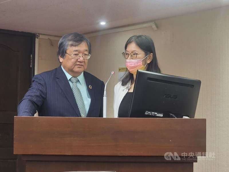 衛福部長邱泰源(左)14日在立法院說,狼醫查詢平台是資訊揭露上的一項突破,第一階段先行公布112年性平三法上路後的判決,未來在資訊內容的掌握與充實方面,將會持續加強。中央社記者陳婕翎攝 114年8月14日