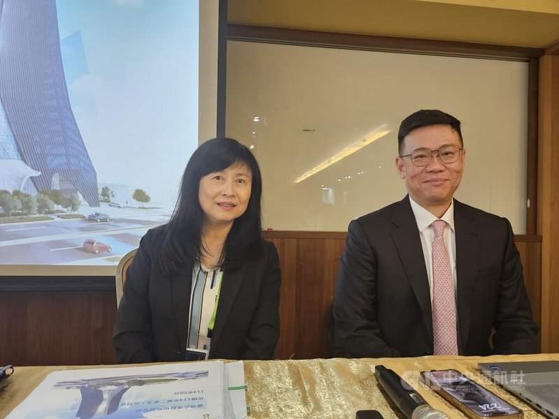 儒鴻14日舉行法人說明會，總經理洪瑞廷（右）表示，隨著關稅底定，儒鴻訂單能見度已從上次法說會的3個月，拉長到6個月。中央社記者曾仁凱攝　114年8月14日