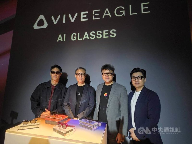 宏達電宣布，推出首款AI智慧眼鏡VIVE Eagle。圖左至右為藝人楊祐寧、HTC全球業務副總裁黃昭穎、台灣大哥大個人用戶事業商務長林東閔、2020EYEhaus董事長張祐誠。中央社記者江明晏攝  114年8月14日