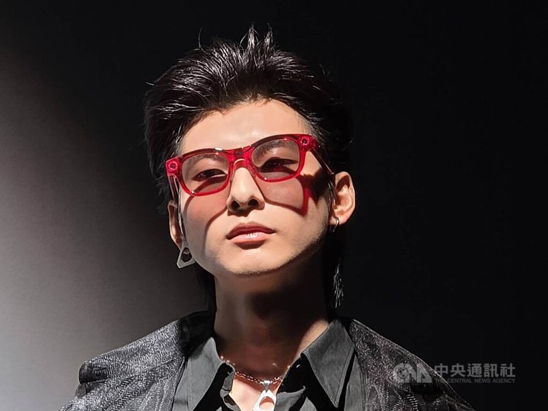 宏達電14日宣布，推出首款AI智慧眼鏡VIVE Eagle，支援中文操作，搭載AI助理，可啟動翻譯、搜尋、視覺辨識等功能。中央社記者江明晏攝  114年8月14日