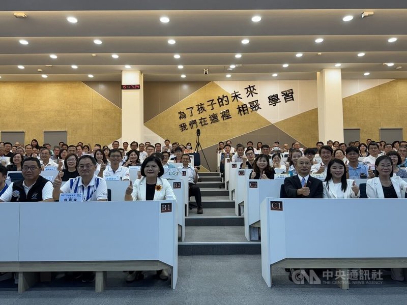雲林縣教育處14日舉辦全縣114學年度國中小校長會議,會中特別邀請立法院長韓國瑜(前右3)到場,與校長們面對面進行教育經驗座談。中央社記者姜宜菁攝 114年8月14日