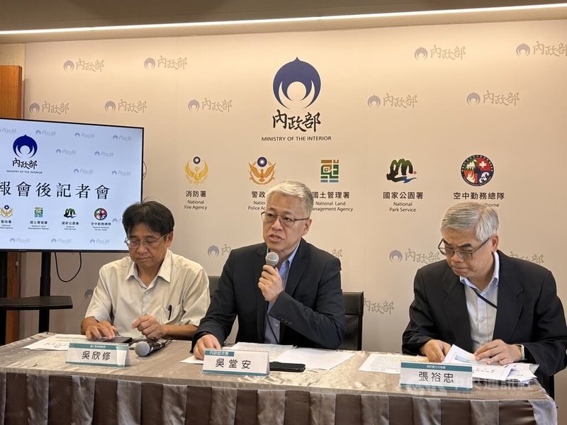 內政部14日舉行部務會報會後記者會,由國土署長吳欣修(左起)、內政部次長吳堂安、消防署主秘張裕忠出席說明。中央社記者高華謙攝 114年8月14日