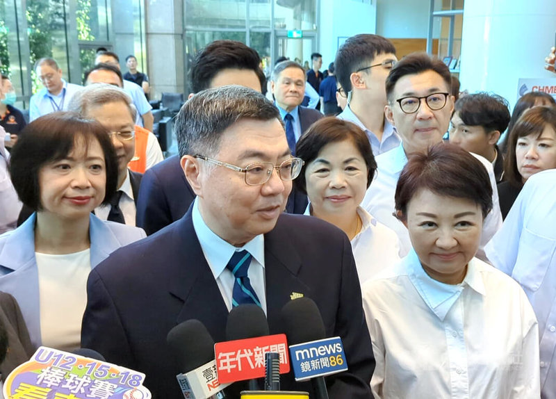 行政院長卓榮泰(前中)14日到台中參訪並參加座談,接受媒體聯訪時澄清上午於院會中與台中市長盧秀燕(前右)並無「交鋒」,因為行政院會就是公開討論各種意見的地方,也歡迎所有地方列席首長表示意見,他都非常重視。中央社記者蘇木春攝 114年8月14日