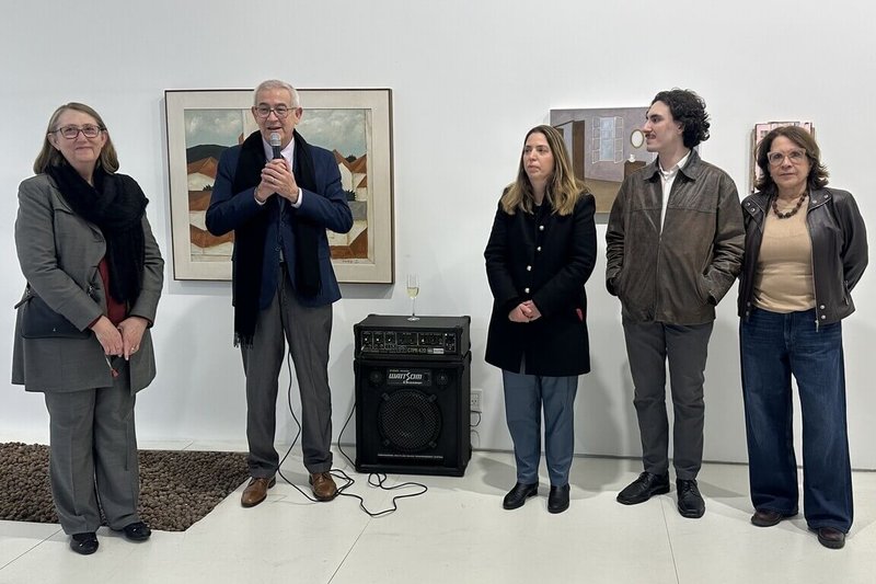 巴西聖保羅當代畫廊展出跨國藝術家聯展「牆上的日常」,巴拉圭駐聖保羅總領事阿瓦洛斯(左2)12日表示,透過藝術的力量,能促進不同文化之間的理解與合作,期盼未來能與在巴西的台籍藝術家展開更多跨國性的文化交流。(台巴藝術文化交流協會提供)中央社記者唐雅陵聖保羅傳真 114年8月14日
