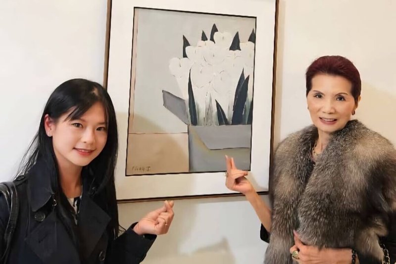 巴西聖保羅當代畫廊展出跨國藝術家聯展「牆上的日常」,「巴西愛之贈予」執行長支黃秀莉(右)與台巴藝術文化交流協會會長謝如欣(左)在已故華裔藝術家方向光畫作前留影。(台巴藝術文化交流協會提供)中央社記者唐雅陵聖保羅傳真 114年8月14日