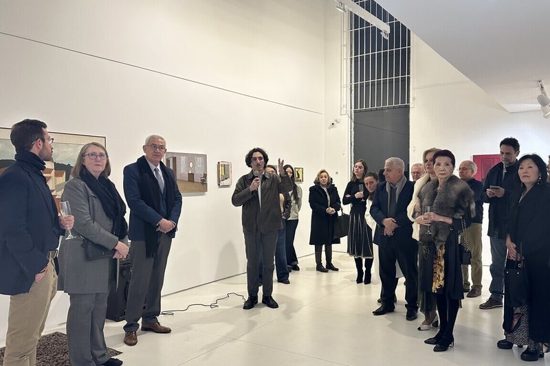巴西聖保羅當代畫廊展出跨國藝術家聯展「牆上的日常」，策展人馬丁（Gabriel San Martin，中，持麥克風者）指出，參展作者雖來自不同文化背景，但都長期定居巴西。他們以相近的繪畫語言描繪室內與靜物，透過三代視角展現文化對話。（台巴藝術文化交流協會提供）中央社記者唐雅陵聖保羅傳真　114年8月14日