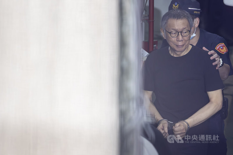 台北地方法院14日開庭審理前台北市長柯文哲(圖)涉貪污案,柯文哲在法警介護下步下囚車。中央社記者鄭清元攝 114年8月14日