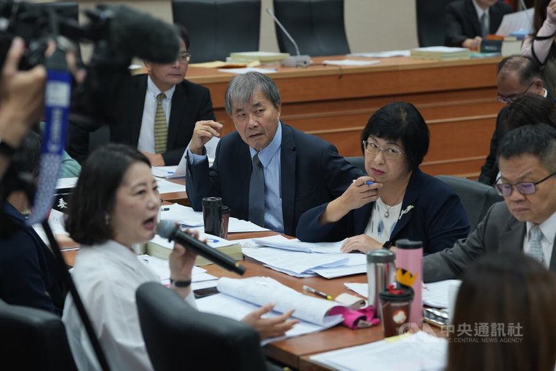 立法院教育及文化委員會14日審查青年基本法草案，教育部長鄭英耀（前右3）與青年發展署署長陳雪玉（前右2）等人列席，與立委們交換意見。中央社記者徐肇昌攝 114年8月14日