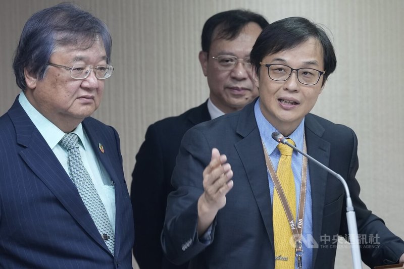 國民黨立委王鴻薇公文遭衛福部食藥署員工翻拍發文，對此，食藥署長姜至剛（前右）14日向外界道歉，強調這是絕對不被允許的行為，涉事人員已記過、調離現職，內部將加強公文處理教育。中央社記者徐肇昌攝 114年8月14日