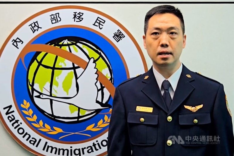 移民署國境事務大隊專門委員黃振邦（圖）14日受訪表示，有媒體報導，泰越捷航空公司班機VZ-567，13日因受颱風影響轉降台中機場、旅客無法下機，控訴航空公司與移民署互踢皮球，移民署嚴正澄清並非事實。中央社記者吳睿騏桃園機場攝  114年8月14日