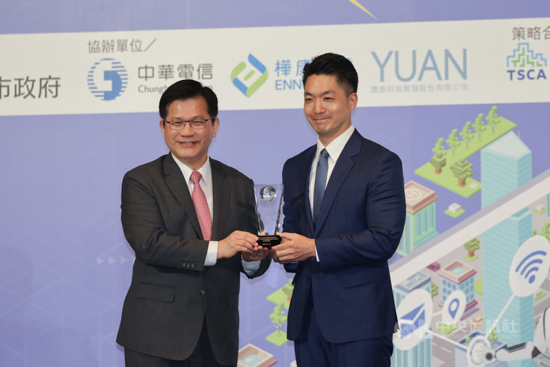 2025智慧城市卓越貢獻獎頒獎典禮14日在台北晶華酒店舉行,台北市長蔣萬安(右)榮獲「智慧治理」獎項,由外交部長林佳龍(左)代表頒獎。中央社記者裴禛攝 114年8月14日