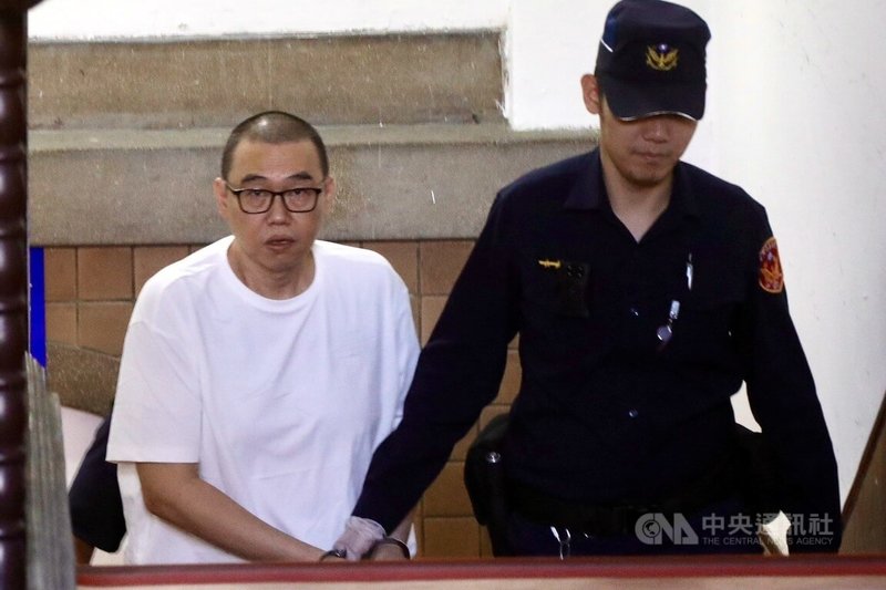 男子沈岐武(左)因賭債糾紛槍殺2名友人,遭判死刑定讞但至今尚未伏法。沈岐武日前聲請再審,台灣高等法院14日開庭,沈岐武在法警戒護下出庭應訊。中央社記者謝幸恩攝 114年8月14日