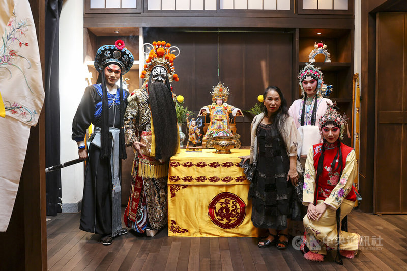 當代傳奇文化藝術基金會14日在新北市板橋放送所舉行「傳奇梨園」開箱古禮迎接祖師爺唐明皇移駕記者會,董事長吳興國(左2)、執行長林秀偉(左3)等人在儀式結束後一同合影。中央社記者鄭清元攝 114年8月14日