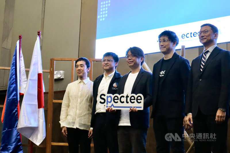 日本企業Spectee開發的AI防災及風險管理系統將在菲律賓啟用，日本駐菲律賓經濟公使横田直文（左1）與菲律賓資通訊科技部、日本國際協力機構、等單位的代表在記者會上合影。中央社實習記者李香霆馬尼拉攝　114年8月14日