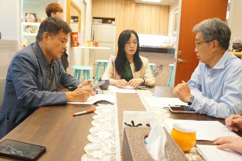 颱風楊柳襲台重創台東農業,民進黨立委莊瑞雄(左起)、陳瑩14日下午與農業部長陳駿季(右)會商,要求農業部儘速公告台東縣農業災害救助全品項免現勘。(陳瑩服務處提供)中央社記者盧太城台東傳真 114年8月14日