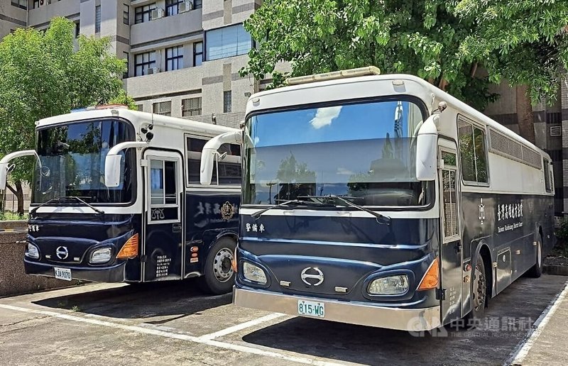 高雄地方法院14日召開73歲張嫌涉殺人分屍案準備程序庭,張姓犯嫌出庭仍否認殺人。圖為張姓犯嫌出庭應訊搭乘的囚車。中央社記者董俊志攝 113年8月14日