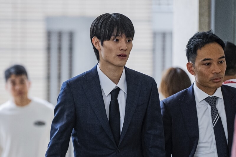 日本藝人上村謙信(前左)在香港不當觸碰女性翻譯身體,遭法院認定非禮罪名成立。(共同社)
