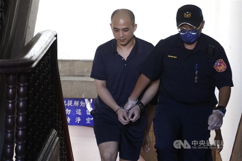 圖為在押中的總統府維安前憲指部211營士官賴重宇(左)。(中央社檔案照片)