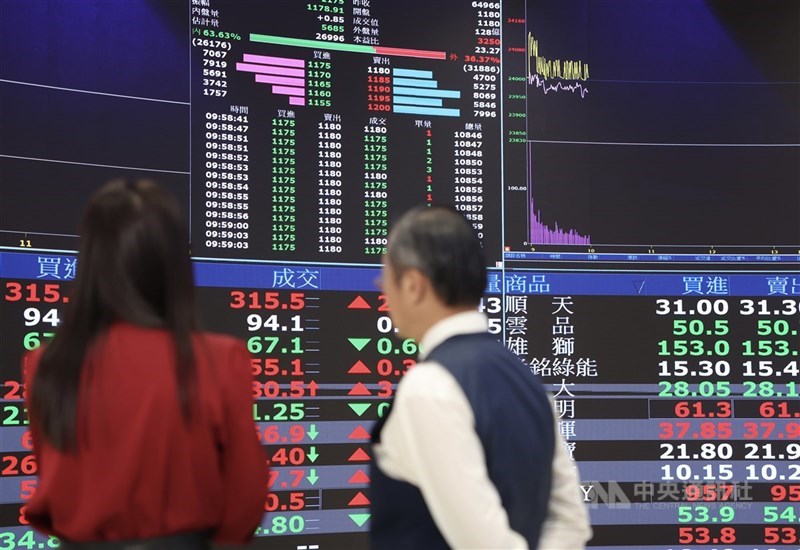 台股4月適逢對等關稅股災後，指數逐月強彈，市場人氣跟著回籠。圖為台北證交所股市大盤。（中央社檔案照片）