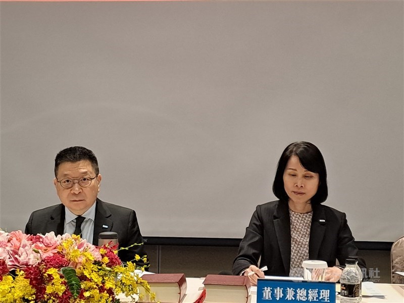 圖為證交所總經理李愛玲(右)。 （中央社檔案照片）