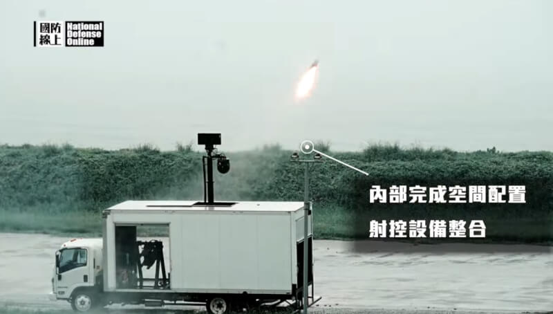 軍備局將原搭載阿帕契直升機的空用地獄火飛彈,研改為陸用系統並搭載車輛機動發射,實彈射擊成功命中海上標靶。(圖取自軍聞社 YouTube頻道網頁youtube.com)