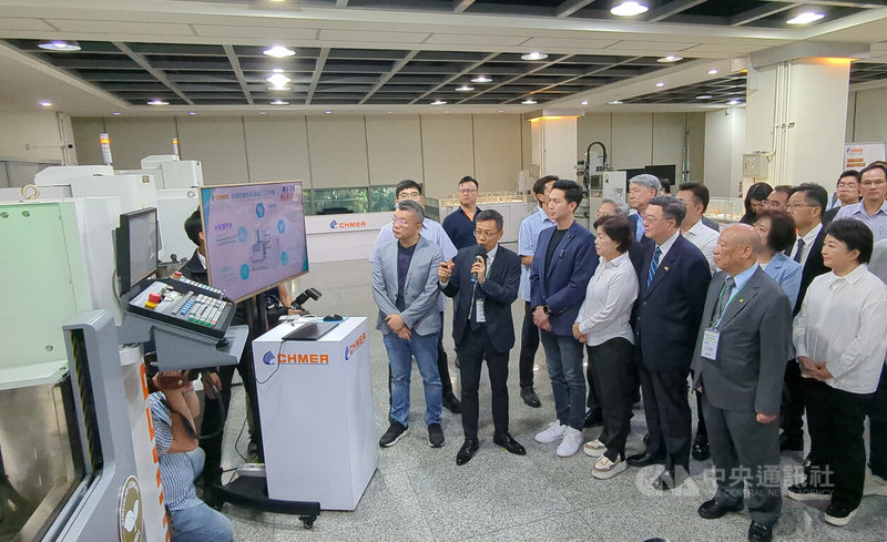 行政院長卓榮泰(前左5)14日南下台中,在台中市長盧秀燕(2排右)及多名民代陪同下,前往參訪慶鴻機電,聽取導覽解說。中央社記者蘇木春攝 114年8月14日