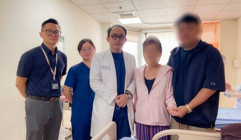 衛福部苗栗醫院胃腸外科醫師兼癌症中心副主任陳雁捷（左3）14日分享案例指出，香港72歲婦人（右2）檢查發現胃部有13公分巨大胃基質瘤，決定跨海來台治療，術後恢復良好，住院2週順利出院，婦人也大讚台灣醫療服務的高品質與溫暖。（衛福部苗栗醫院提供）中央社記者管瑞平傳真　114年8月14日