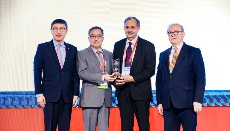 高雄醫學大學校長余明隆（左2）榮獲亞太肝臟研究協會（APASL）2025年Powell-Sarin成就獎，表彰他在C型肝炎、肝癌治療及精準醫療領域的重大貢獻。（高醫大提供）中央社記者林巧璉傳真  114年8月14日