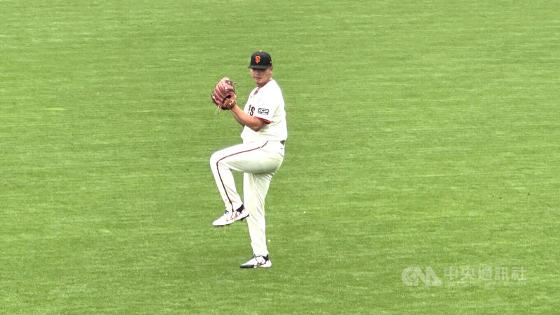 旅美投手鄧愷威13日先發對教士遇亂流，投1.2局責失6分退場。中央社記者張欣瑜舊金山攝 114年8月14日