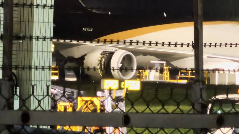 桃園國際機場13日晚間發生貨機降落時發動機觸地事件，桃園國際機場公司14日表示已依規定回報，並由運安會派調查官調查，關閉的北跑道也在完成清除及修補後，於13日晚間11時38分重新開放，恢復雙跑道運作。（讀者提供）中央社記者吳睿騏桃園機場傳真　114年8月14日