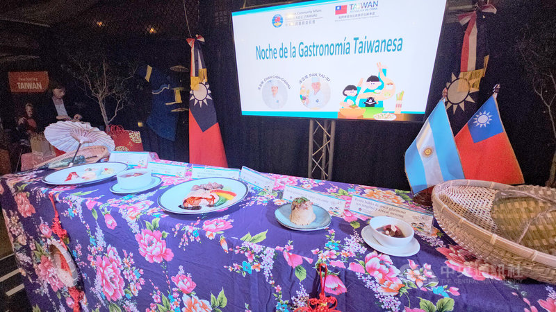 2025年台灣美食國際巡迴講座美洲線首站,主廚潘岱儒與詹志強在阿根廷五星級飯店端出國宴級菜單—「寶島風味前菜盤」、「阿薩姆香菇雞湯」、「山珍海味福壽全」、「臺灣味筒仔米糕」及「客家牛汶水」,博得外賓滿堂彩。中央社記者黃韻如布宜諾斯艾利斯攝 114年8月14日
