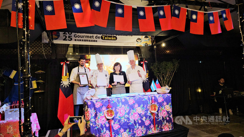台灣主廚潘岱儒(右1)與詹志強(左2)、駐阿根廷代表謝妙宏(右2)致贈感謝狀予布宜諾斯艾利斯洲際飯店大廚(左1),感謝他對台灣美食饗宴的專業協助與支持。中央社記者黃韻如布宜諾斯艾利斯攝 114年8月14日