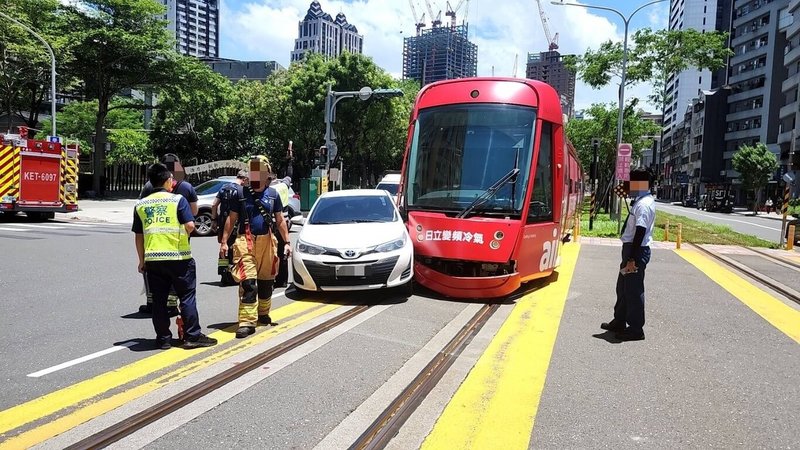 高雄輕軌14日中午發生交通事故，車姓男子駕車由大順一路左轉龍德路時擦撞直行輕軌列車，幸無人傷，目前列車已恢復通行，警方也依法舉發並依過失妨害舟車行駛安全罪送辦。（高市鼓山警分局提供）中央社記者洪學廣傳真　114年8月14日